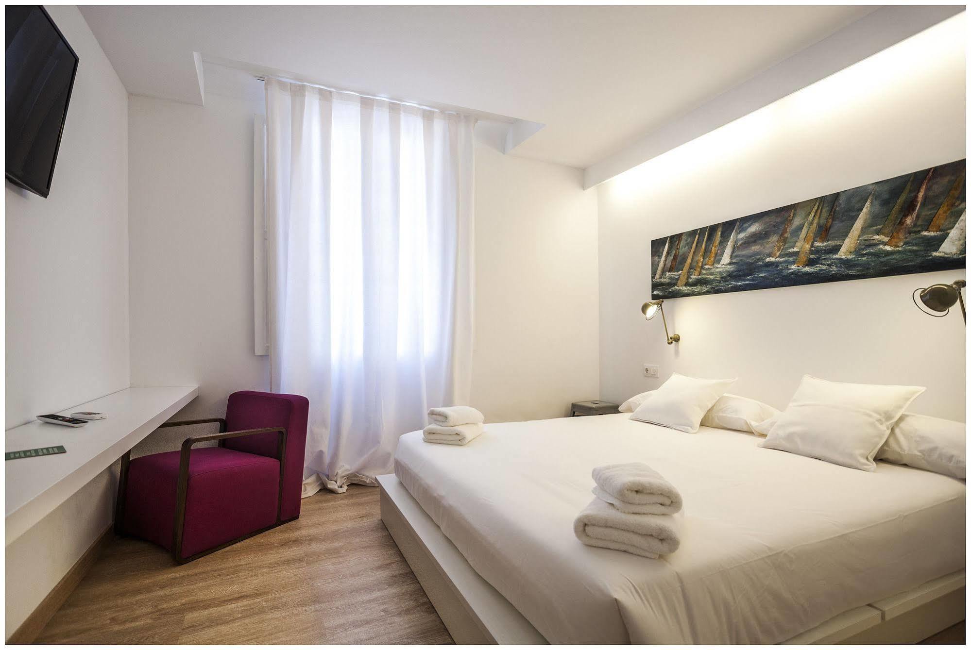Cheap & Chic Hotel Ciutadella  Esterno foto